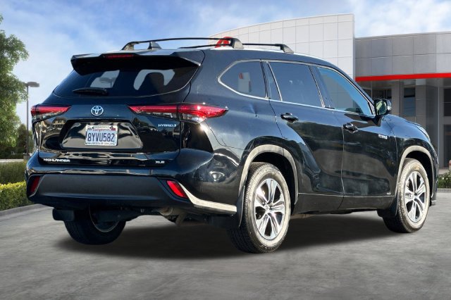 Certified 2021 Toyota Highlander XLE AWD/4WD image 4