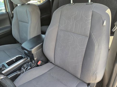 Used 2019 Toyota Tacoma TRD Off-Road w/ Technology Package image 16