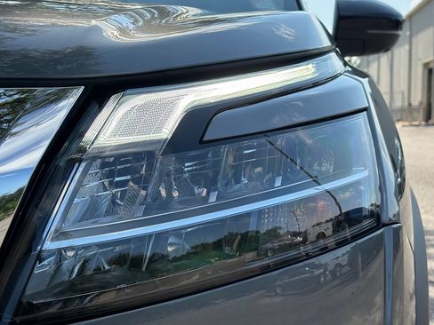 Used 2024 Nissan Pathfinder SL AWD/4WD image 8