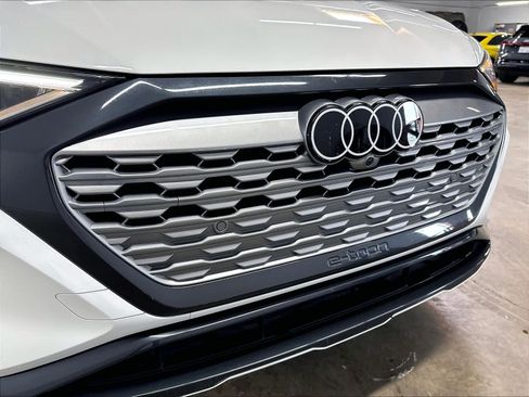 Used 2024 Audi Q8 e-tron Premium Plus w/ Premium Plus Package AWD/4WD image 32