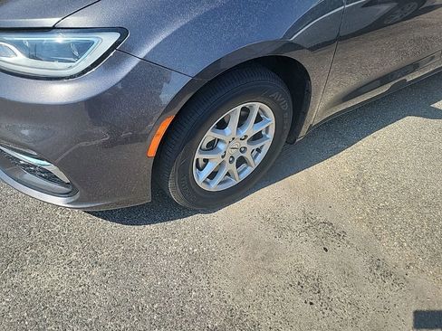 Used 2023 Chrysler Pacifica Touring-L FWD image 12