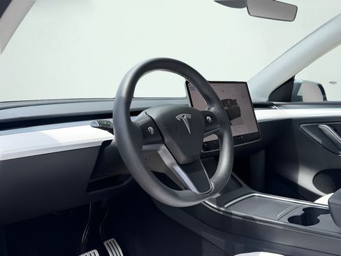 Used 2023 Tesla Model Y Performance AWD/4WD image 2