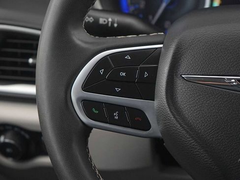 Used 2024 Chrysler Pacifica Touring-L FWD image 17
