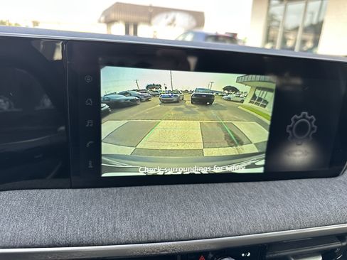 Used 2025 Nissan Kicks SV AWD/4WD image 18