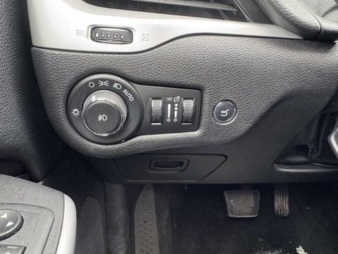 Used 2018 Jeep Cherokee Latitude Plus w/ Comfort/Convenience Group image 11