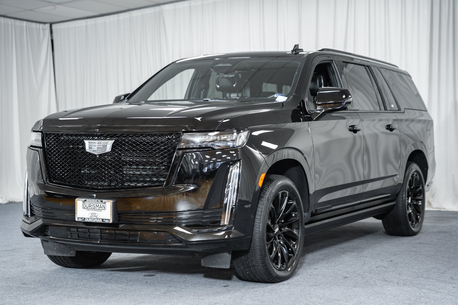 Used 2023 Cadillac Escalade ESV Sport w/ LPO, ONYX Package AWD/4WD image 3