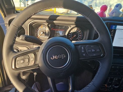 Used 2025 Jeep Gladiator Rubicon w/ Convenience Group image 13