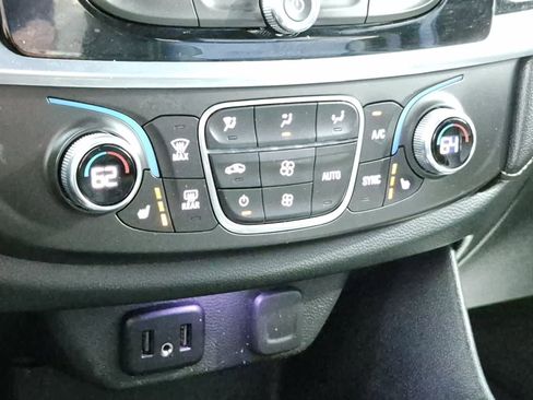 Used 2022 Chevrolet Traverse LT image 17