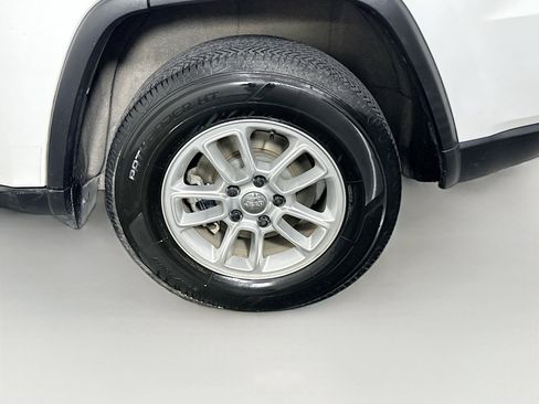 Used 2019 Jeep Grand Cherokee Laredo image 11