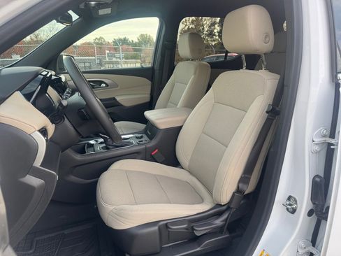 Used 2022 Chevrolet Traverse LS image 34
