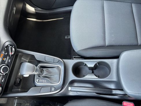 Used 2025 Kia Soul LX w/ LX Technology Package FWD image 38