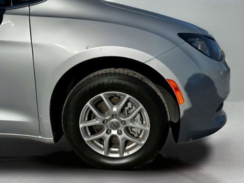 Used 2023 Chrysler Voyager LX image 9