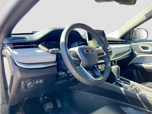Used 2025 Jeep Compass Latitude image 9