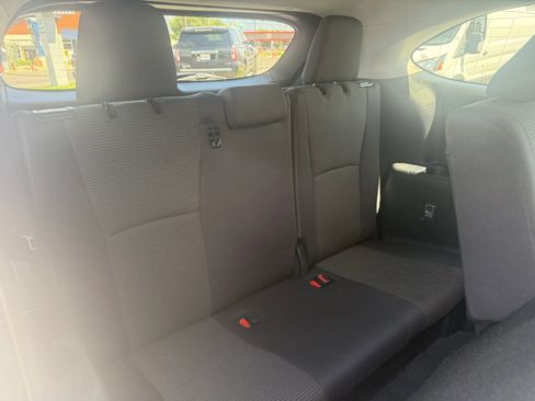 Used 2025 Toyota Highlander LE FWD image 24