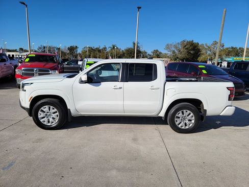 Used 2022 Nissan Frontier SV image 2