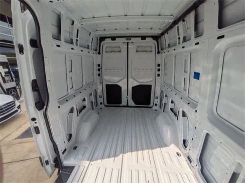 Used 2025 Mercedes-Benz Sprinter 2500 image 9