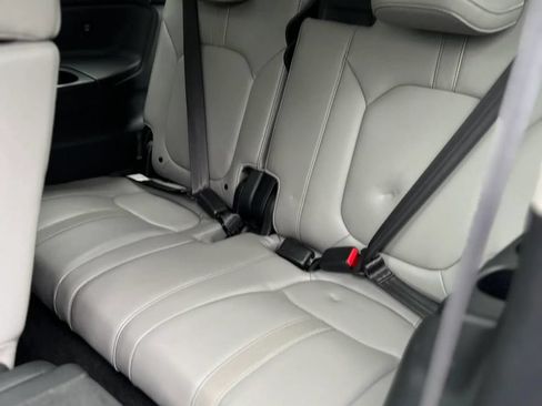 Used 2025 Honda Pilot Touring image 13