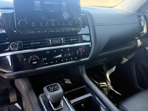 Certified 2024 Nissan Pathfinder SL image 18