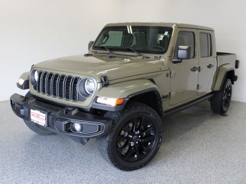 Used 2025 Jeep Gladiator Sport AWD/4WD image 2