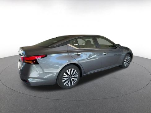 Used 2025 Nissan Altima 2.5 SV FWD image 15