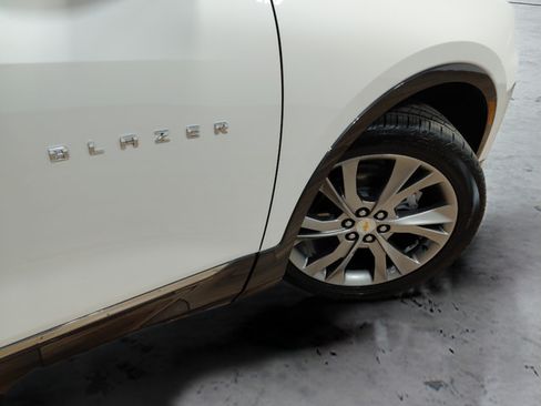 Certified 2022 Chevrolet Blazer Premier w/ Enhanced Convenience Package AWD/4WD image 11