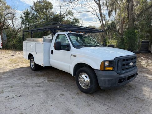 Used 2006 Ford F350 2WD Regular Cab DRW Super Duty image 3