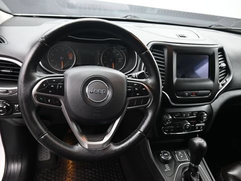 Used 2019 Jeep Cherokee Latitude Plus w/ Cold Weather Group AWD/4WD image 14