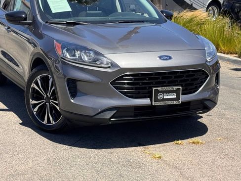 Used 2022 Ford Escape SE FWD image 3