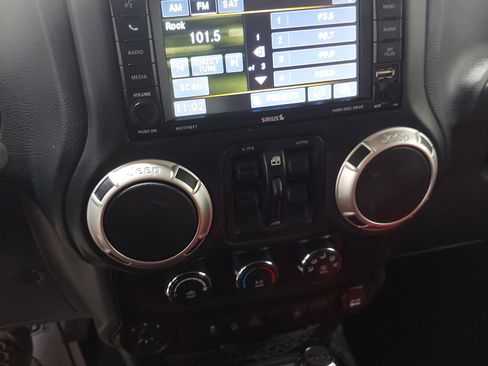 Used 2018 Jeep Wrangler Unlimited Sahara w/ Connectivity Group AWD/4WD image 11