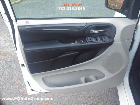 Used 2018 Dodge Grand Caravan SE w/ UConnect Hands-Free Group image 16