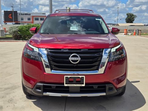 Used 2025 Nissan Pathfinder SL FWD image 2