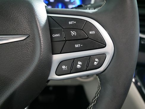 Used 2024 Chrysler Pacifica Touring-L FWD image 28