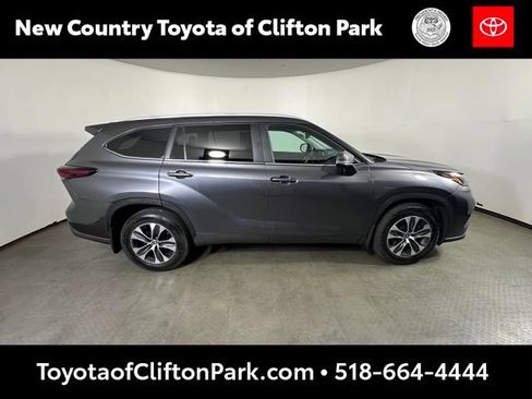 Used 2024 Toyota Highlander XLE AWD/4WD image 2