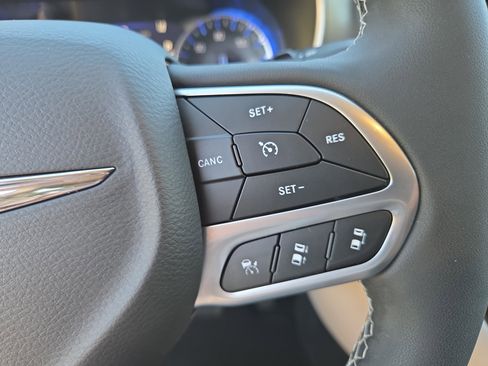 Used 2023 Chrysler Pacifica Touring-L AWD/4WD image 27