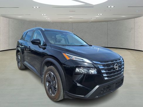 Used 2024 Nissan Rogue SV w/ SV Premium Package image 7