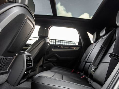 Certified 2025 Porsche Cayenne E-Hybrid AWD/4WD image 28