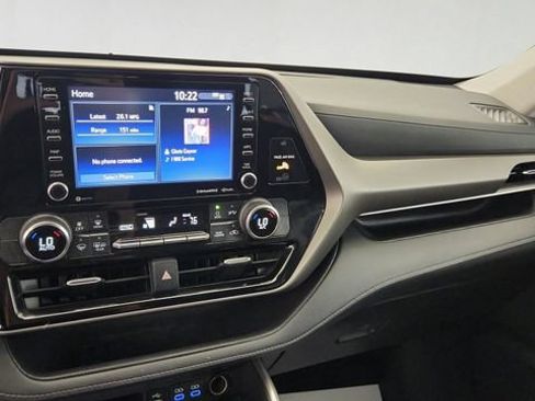 Used 2022 Toyota Highlander LE FWD image 16