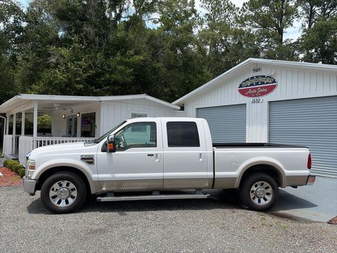 Used 2010 Ford F250 Lariat RWD image 1