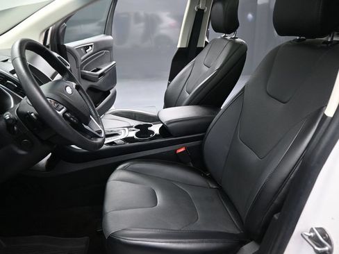 Used 2018 Ford Edge Titanium w/ Equipment Group 302A AWD/4WD image 9