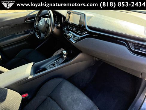 Used 2018 Toyota C-HR XLE FWD image 28