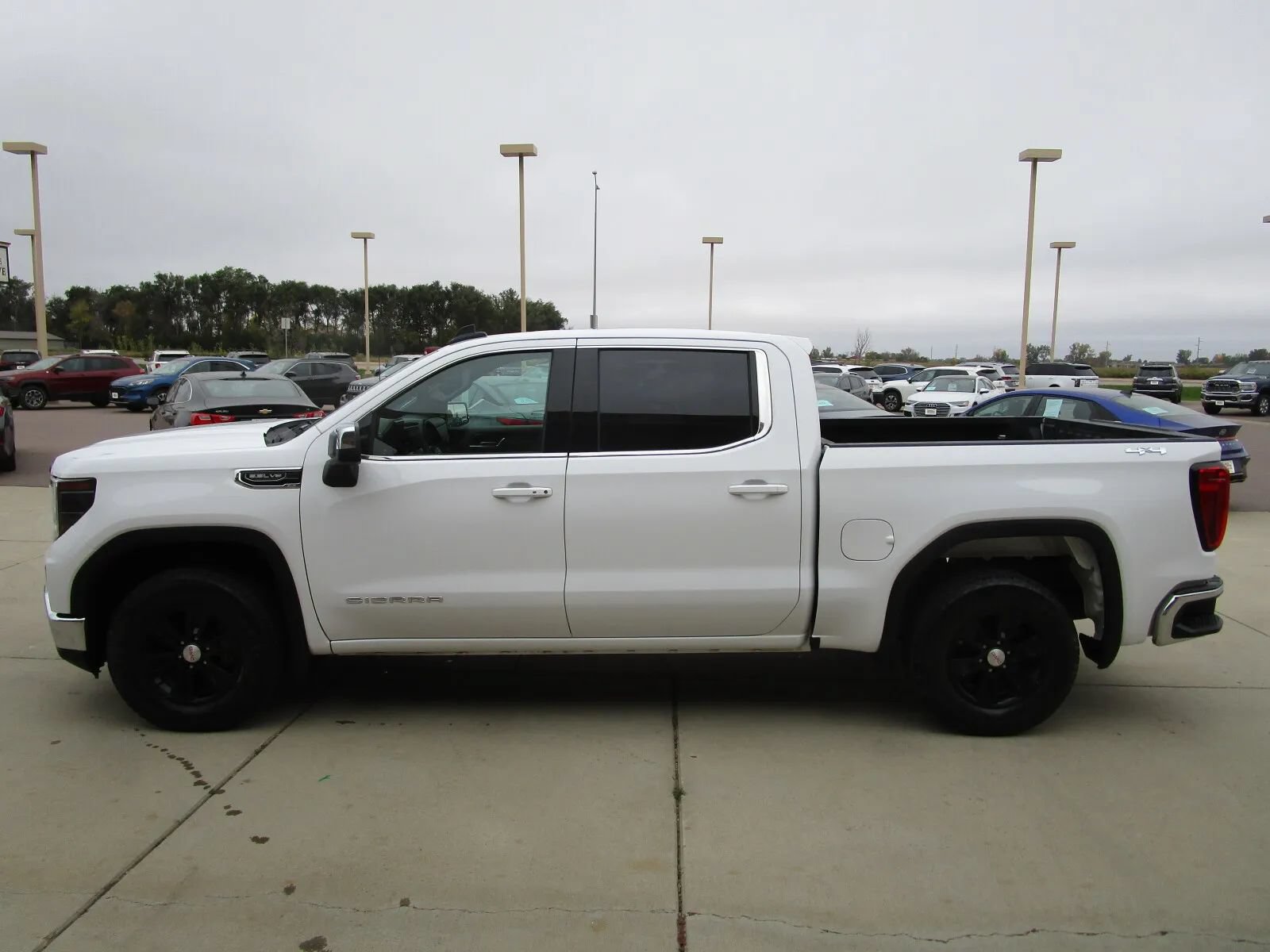 Used 2024 GMC Sierra 1500 SLE AWD/4WD image 4
