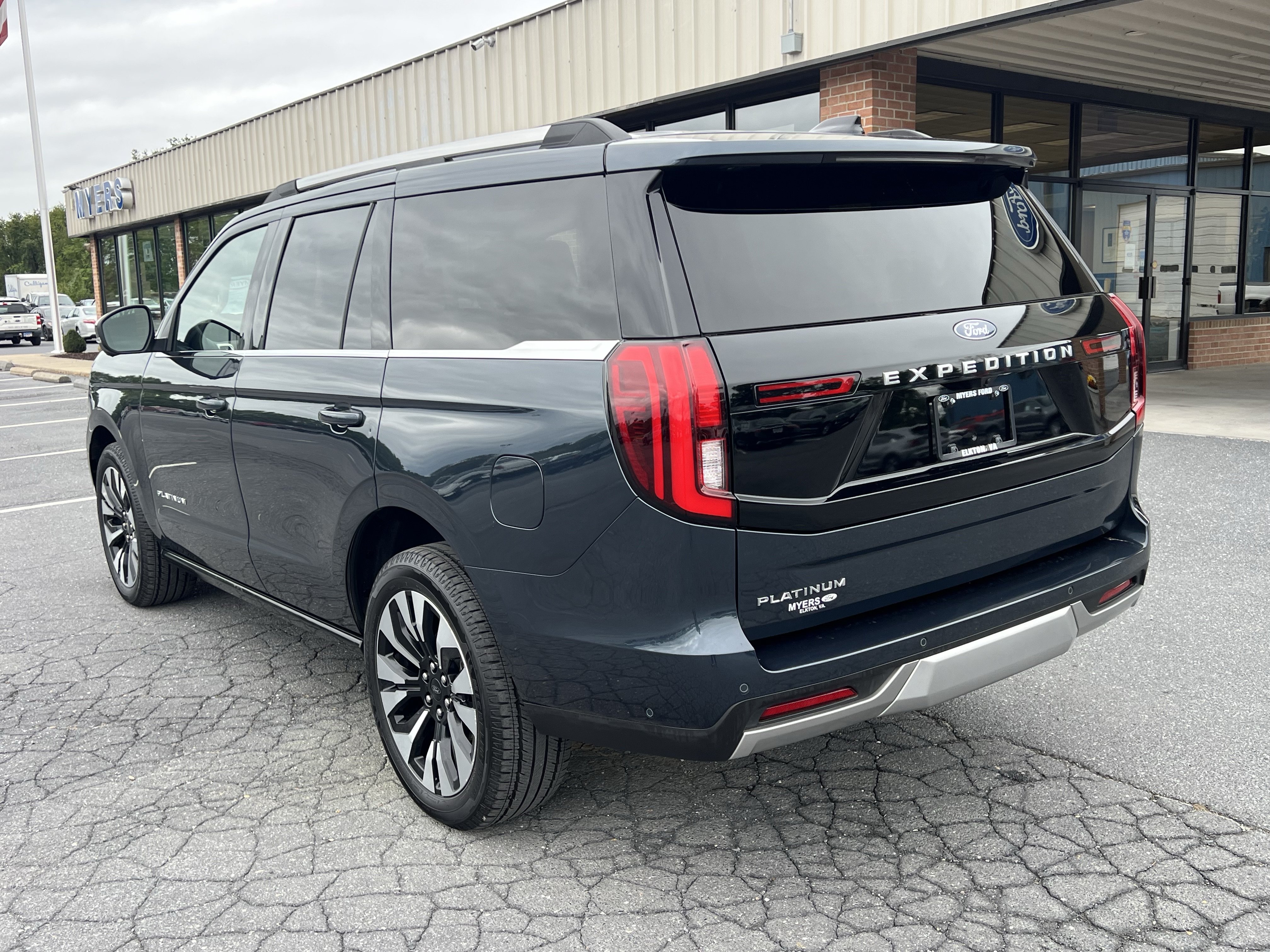 Used 2025 Ford Expedition Platinum w/ Driver's Package AWD/4WD image 8