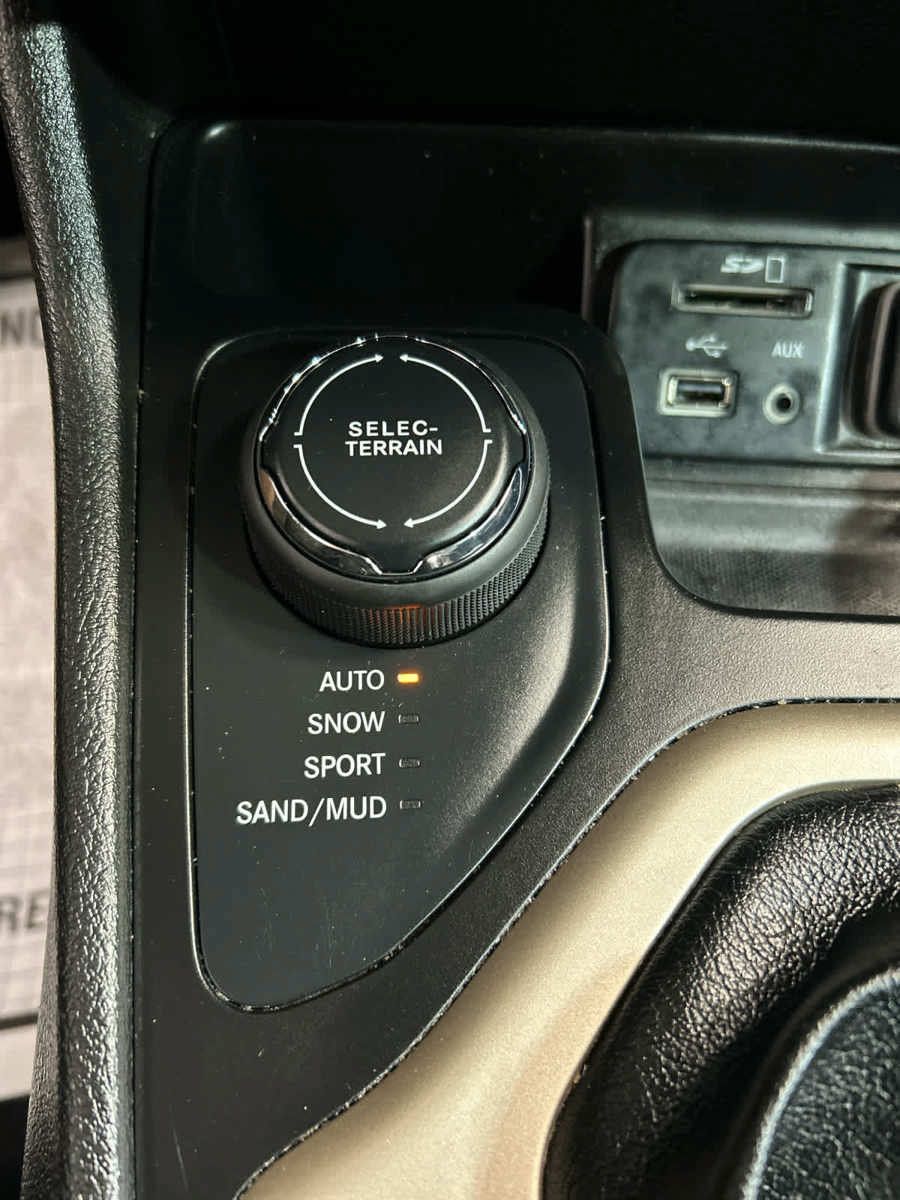 Used 2017 Jeep Cherokee Sport AWD/4WD image 6