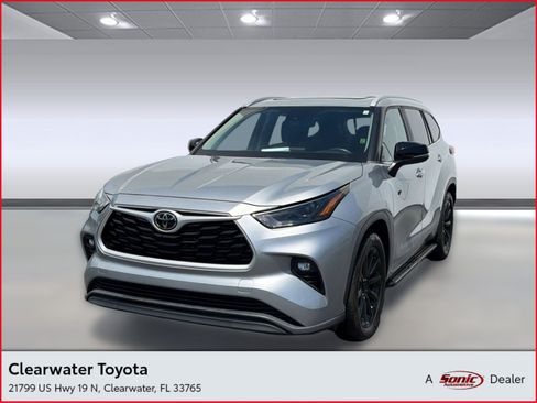 Used 2023 Toyota Highlander XLE FWD image 1