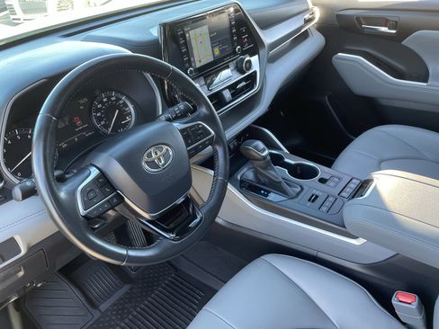 Used 2020 Toyota Highlander XLE image 17
