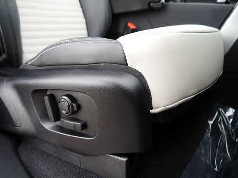 Used 2025 Land Rover Discovery Metropolitan Edition AWD/4WD image 78