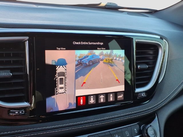 Used 2024 Chrysler Pacifica Limited w/ Uconnect Theater Family Group FWD image 13