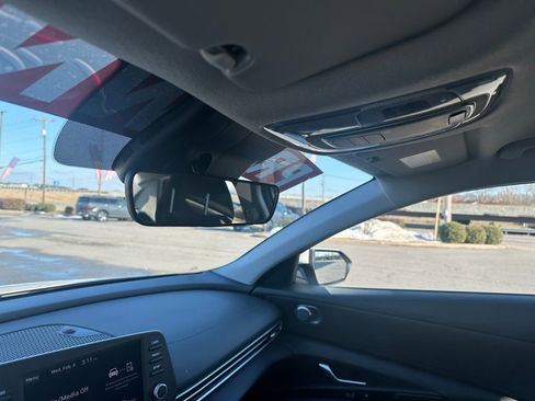 Used 2025 Hyundai Elantra SE image 21