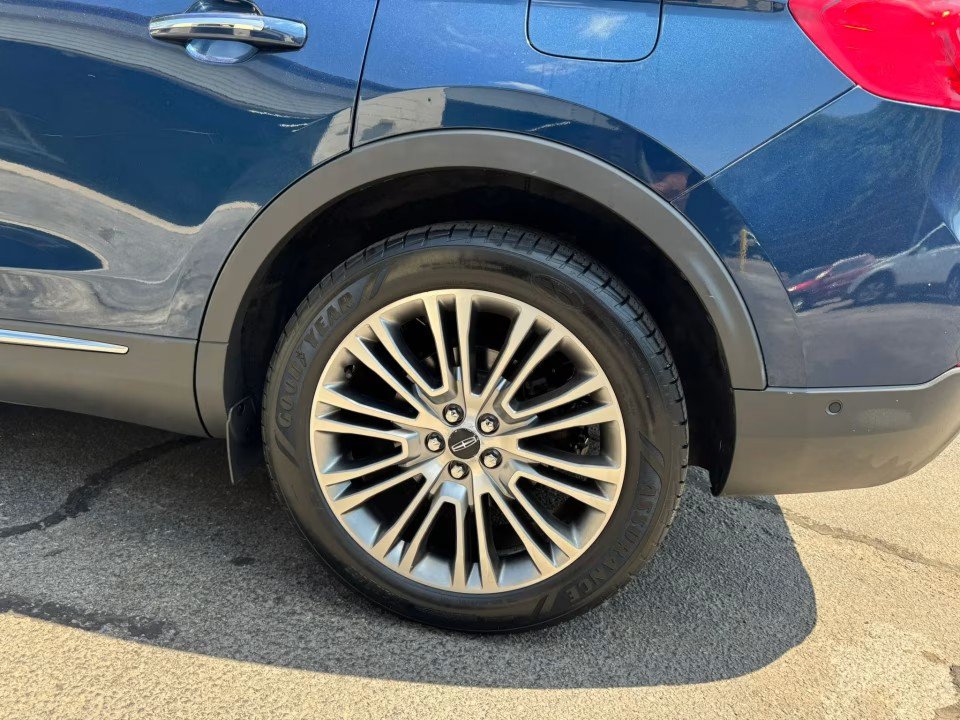 Used 2017 Lincoln MKX Reserve w/ Driver Assistance Package AWD/4WD image 12
