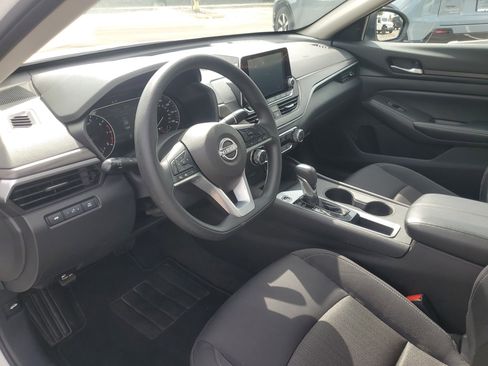 Used 2025 Nissan Altima 2.5 SV FWD image 10